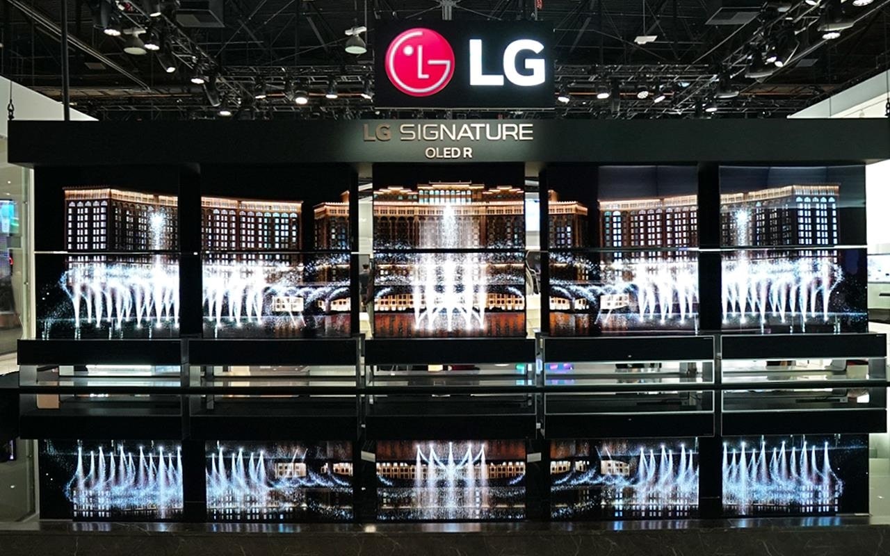 De LG SIGNATURE Rollable OLED TV stand op CES 2020.