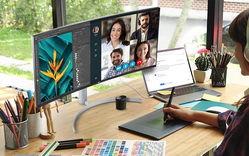 Thuiswerken met een gebogen Ultrawide-monitor