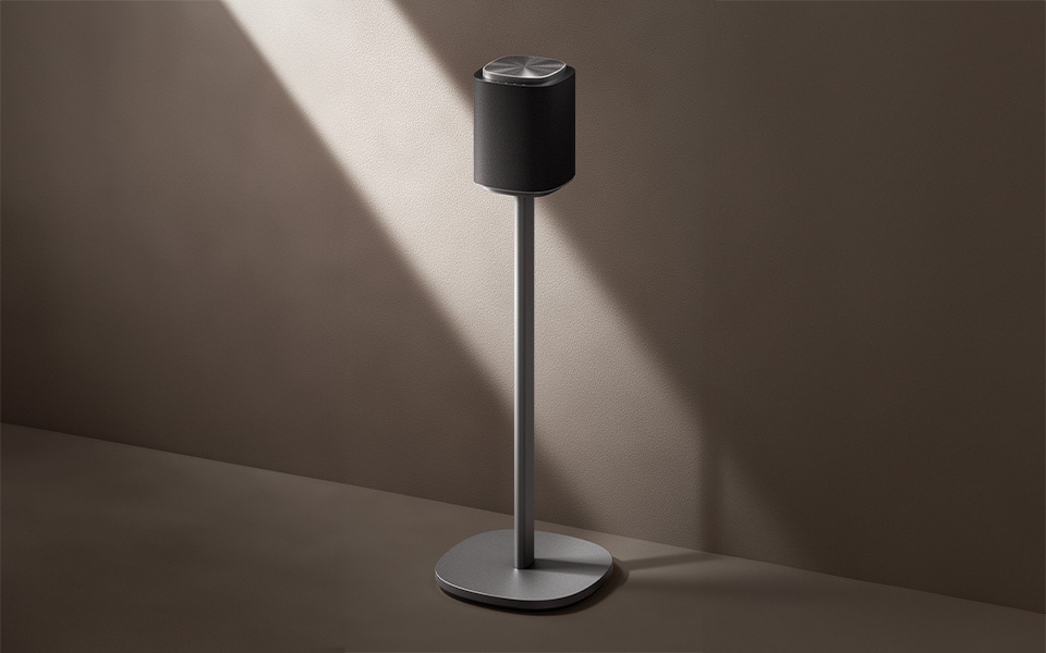 Sound Suite M5 is geplaatst op de vloerstandaard FS M-51.