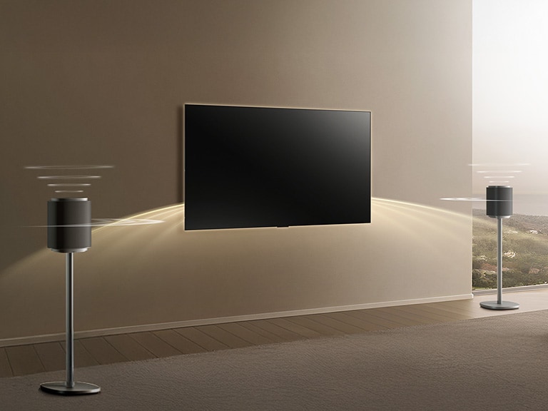 LG complete home theater systeem met Sound Suite-luidsprekers aan beide zijden van de tv, die geluidsgolven door de kamer uitzenden voor volledige Dolby Atmos