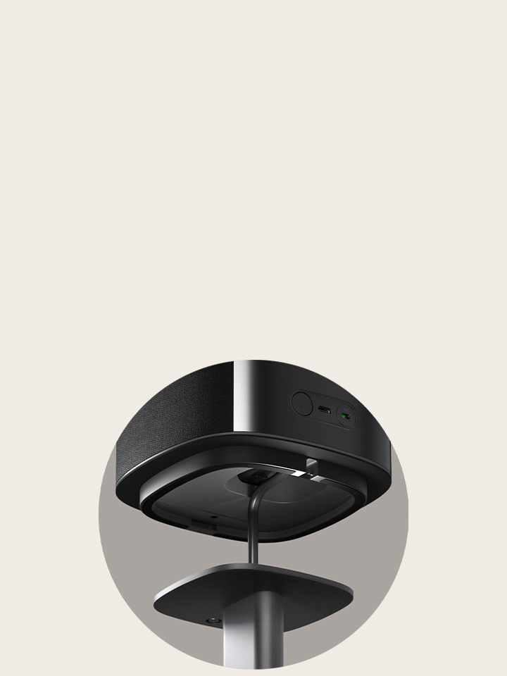 Onderaanzicht van een LG Sound Suite draadloze speaker die de stevige verbinding tussen basis en standaard benadrukt