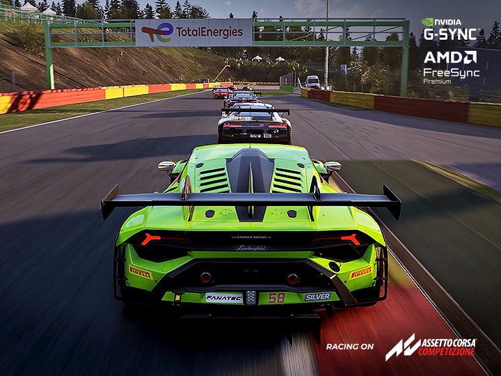 Een racespelscène waarin een felgroene sportwagen over een circuit rijdt, met meerdere auto's die erachter rijden dankzij de AMD FreeSync Premium-functie.