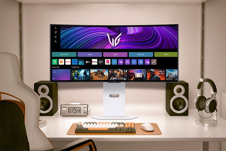 De video toont een naar voren gerichte monitor op een bureau, afwisselend webOS-afbeeldingen en gameplay-beelden.