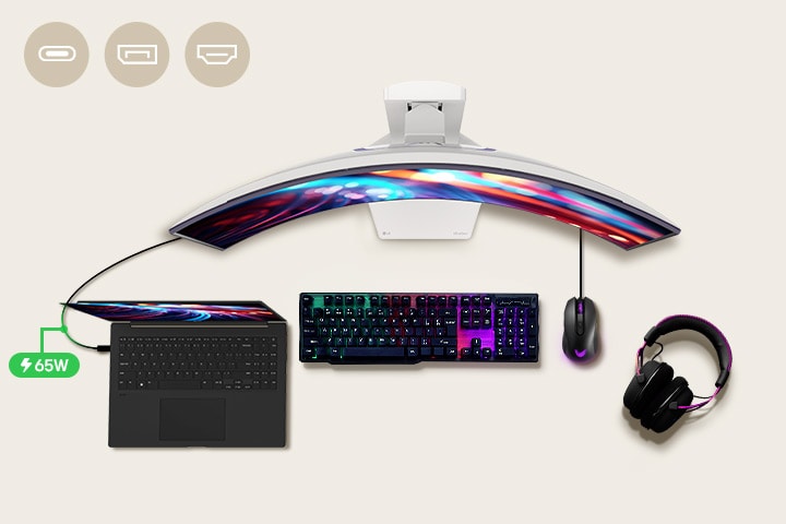 In het midden van het bureau staat een 34-inch gamingmonitor, met daaromheen verschillende IT-apparaten.