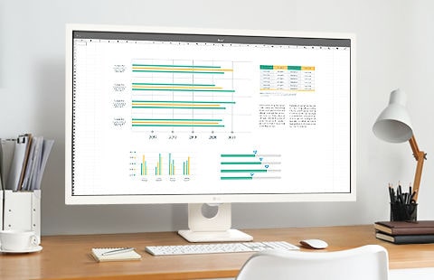Er staat een smart-monitor op het bureau met een scherm dat wordt gebruikt voor thuiskantoordoeleinden.