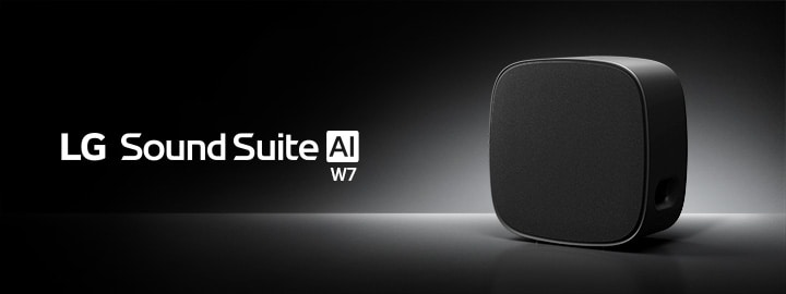 LG Sound Suite W7 woofer met een verfijnde zwarte afwerking, geplaatst op een zwart oppervlak voor premium surround sound-systemen