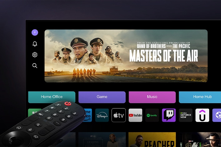 El LG Magic Remote apunta a una LG TV que muestra la pantalla de inicio de WebOS. 