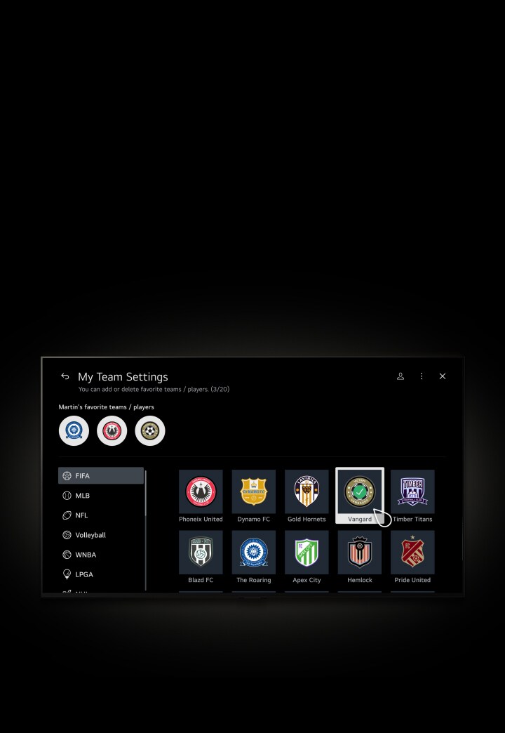 Un cursor hace clic en Mi equipo y la pantalla se desvanece en la página Mi equipo con el texto “Equipo/jugador favorito de Martin”, “Juego en vivo/próximo de mi equipo” y “Juego reciente de la liga popular”. El usuario se desplaza por la página para revelar contenido deportivo VOD, luego regresa a la parte superior y el cursor selecciona el botón más debajo de “Equipo/jugador favorito de Martin”. La pantalla aparece en la página Configuración de Mi equipo con el texto “Puedes agregar o eliminar equipos/jugadores favoritos (5/20)”. Hay una selección de ligas para navegar, incluidas FIFA, MLB, NFL, Volleyball, WNBA y LPGA. El cursor hace clic en el equipo Vangard de la FIFA y se agrega a tus equipos favoritos. 