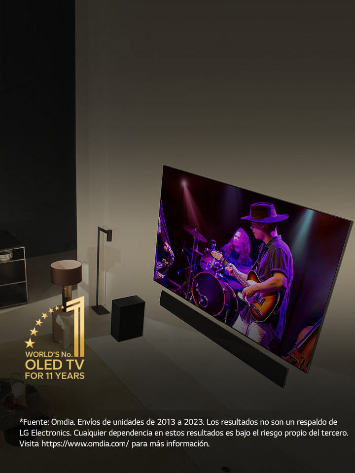 La perspectiva superior de un hombre y una mujer mirando un concierto en un OLED TV grande en un departamento moderno. El emblema “OLED TV número 1 en el mundo durante 11 años” está en la imagen. Aviso legal: “Fuente: Omdia. Envíos de unidades de 2013 a 2023. Los resultados no son un respaldo de LG Electronics. Cualquier dependencia en estos resultados es bajo el riesgo propio del tercero. Visita https://www.omdia.com/ para más información”.