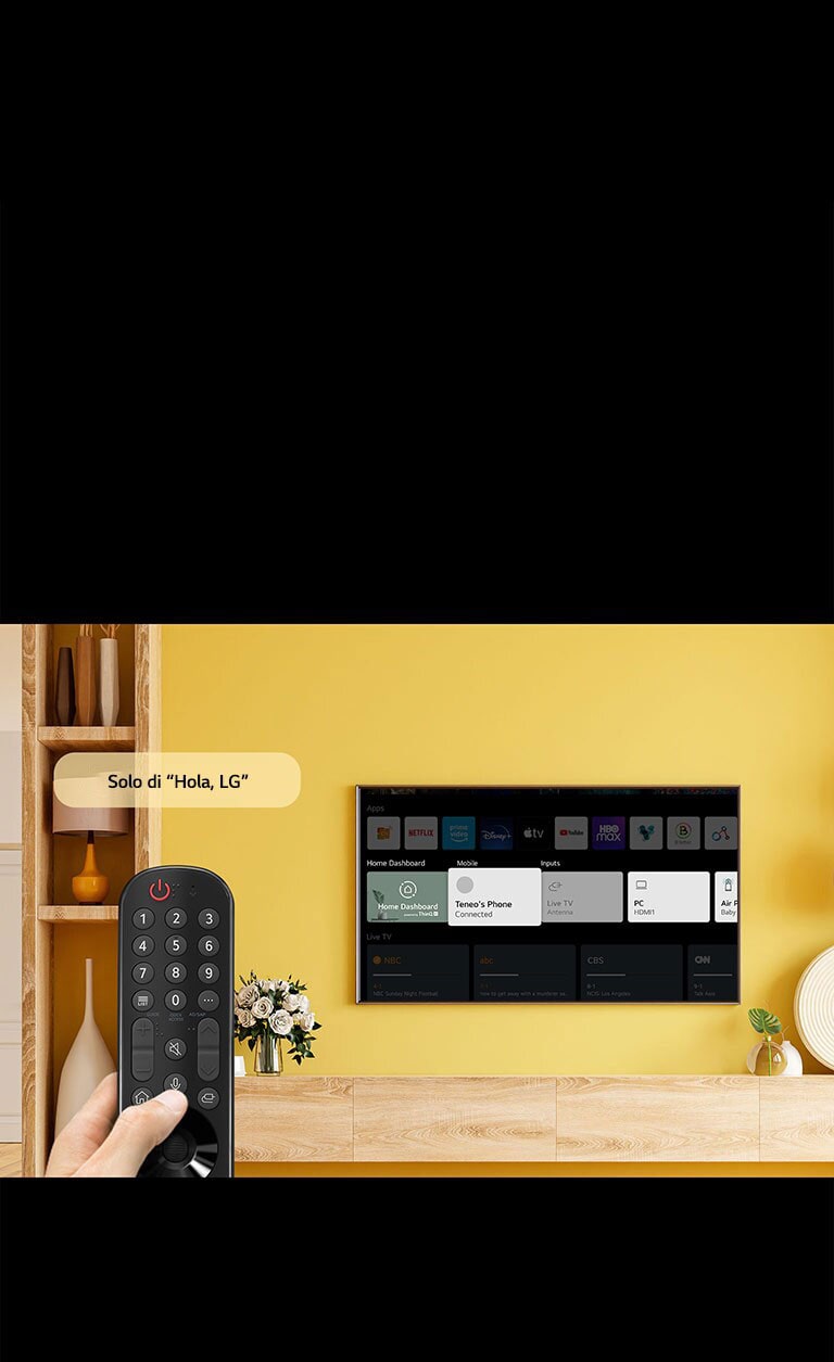 Alguien está sosteniendo un control remoto de televisor frente a la pantalla del televisor. En una burbuja de diálogo se muestra "Solo di: Hola LG".