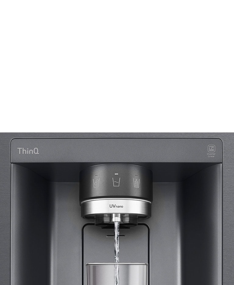El video muestra el dispensador de agua con UVnano y termina con el frigorifico dispensando agua en un vaso.