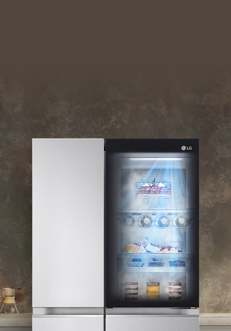 La vista frontal de un refrigerador InstaView negro con la luz encendida en el interior. El contenido del refrigerador se puede ver a través de la puerta InstaView. Los rayos de luz azul brillan sobre el contenido de la función DoorCooling.