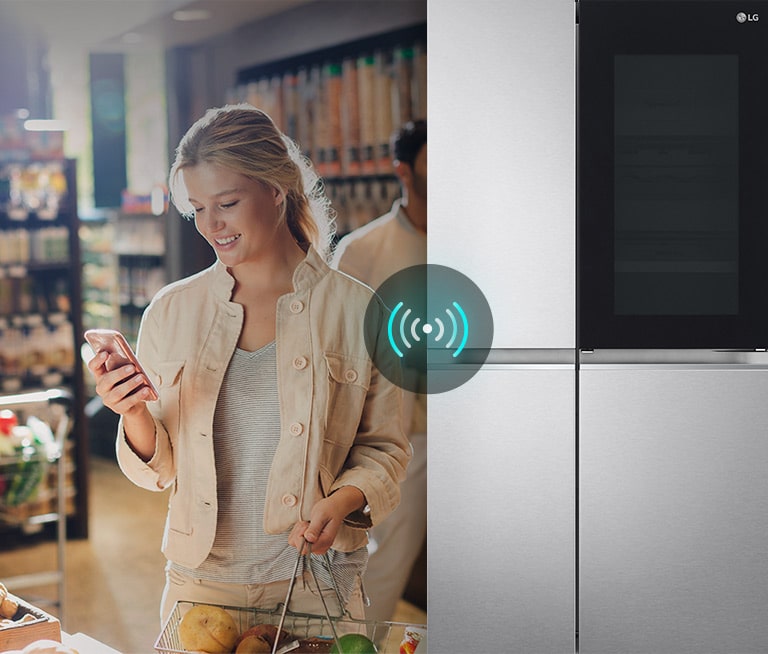 La imagen de la izquierda muestra a una mujer de pie en una tienda de comestibles mirando su teléfono. La imagen de la derecha muestra la vista frontal del refrigerador. En el centro de las imágenes hay un ícono para mostrar la conectividad entre el teléfono y el refrigerador.