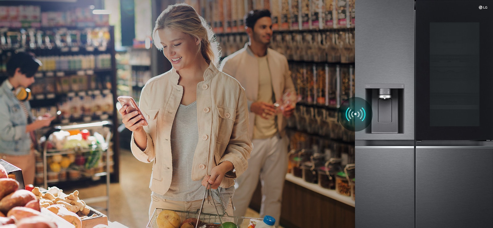 La imagen de la izquierda muestra a una mujer de pie en una tienda de comestibles mirando su teléfono. La imagen de la derecha muestra la vista frontal del frigorífico. En el centro de las imágenes hay un icono que muestra la conectividad entre el teléfono y el frigorífico.