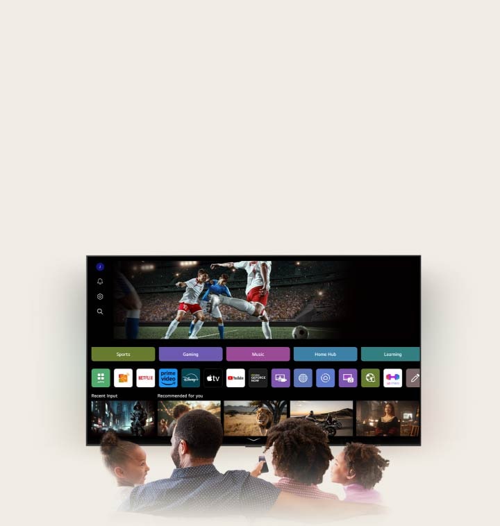 Una familia de cuatro integrantes reunida alrededor de una LG AI TV. Alrededor de la persona que sostiene el control remoto, aparece un círculo con su nombre. Esto muestra cómo AI Voice ID reconoce la voz única de cada usuario. Luego, en la interfaz de webOS, se muestra cómo la IA cambia automáticamente la cuenta y recomienda contenido personalizado.