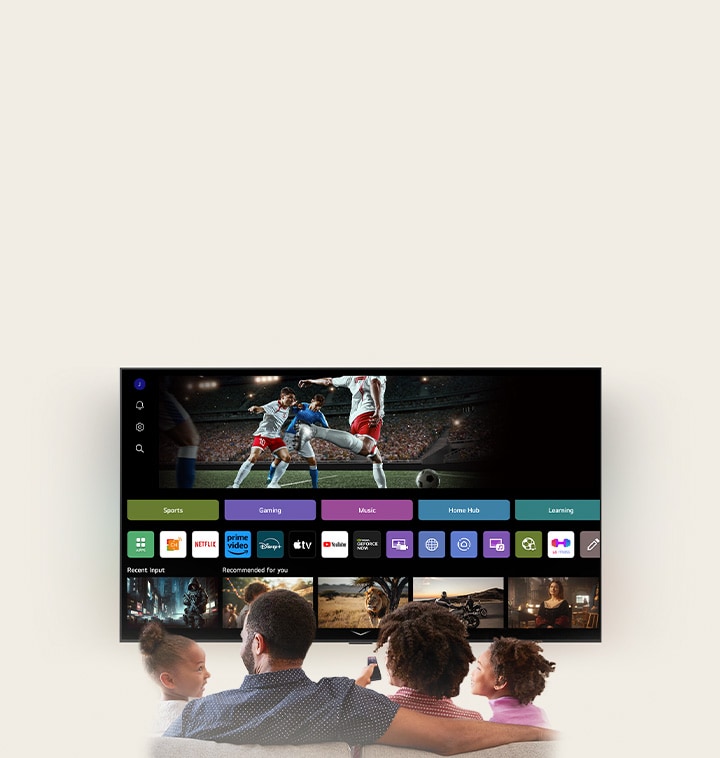 Una familia de cuatro integrantes reunida alrededor de una LG AI TV. Alrededor de la persona que sostiene el control remoto, aparece un círculo con su nombre. Esto muestra cómo AI Voice ID reconoce la voz única de cada usuario. Luego, en la interfaz de webOS, se muestra cómo la IA cambia automáticamente la cuenta y recomienda contenido personalizado.
