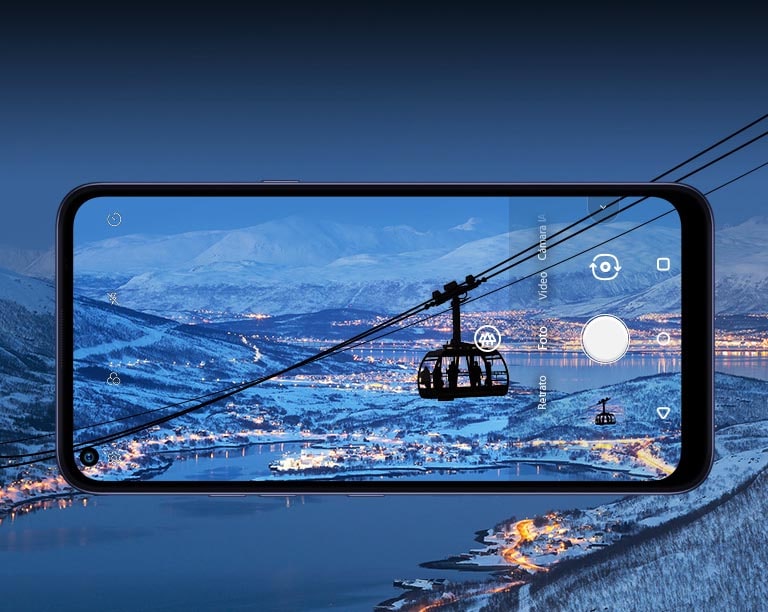 Teléfono inteligente que fotografía un teleférico en la cima de la montaña con una vista agradable