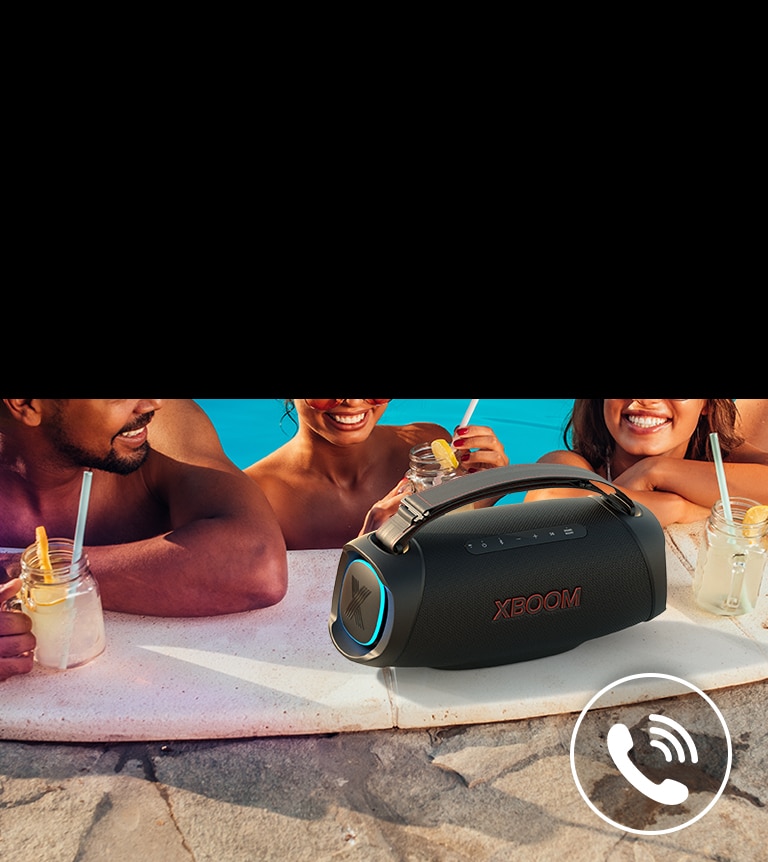 LG XBOOM Go XG8T se coloca junto a la piscina. Tres personas están hablando por el altavoz en la piscina.