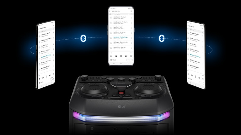 Hay un teléfono inteligente en un LG XBOOM OK99M con otros dos teléfonos inteligentes flotando a su alrededor. Se muestra un logotipo de Bluetooth en entre teléfonos inteligentes.