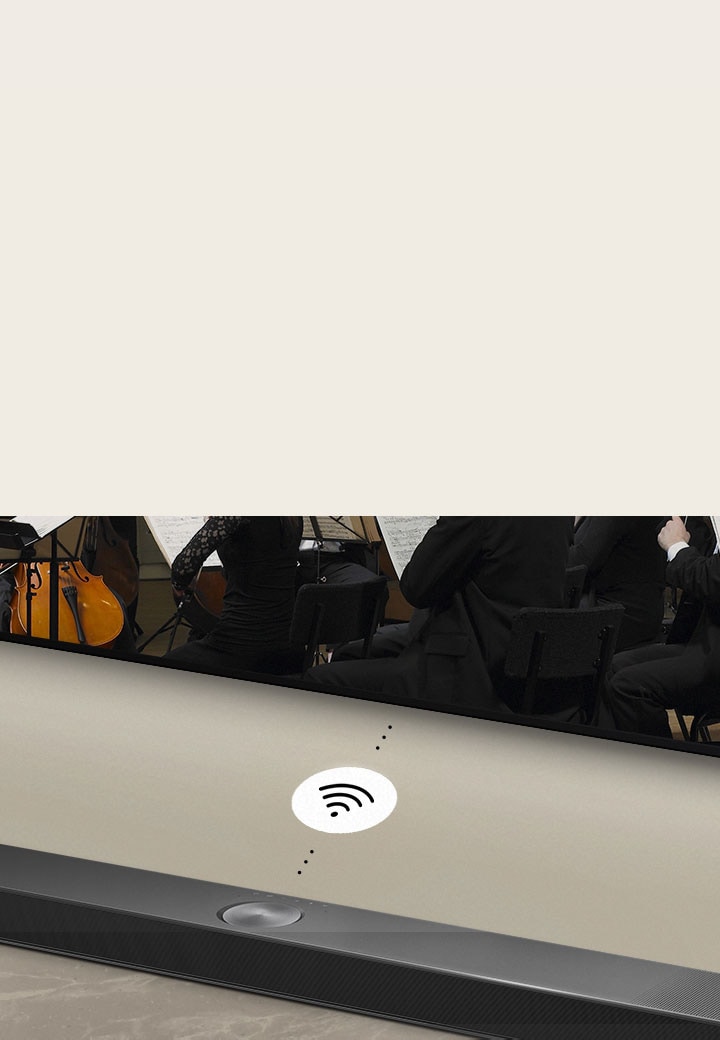 Un primer plano de una barra de sonido LG debajo de un televisor LG. Hay un símbolo de conectividad entre la barra de sonido LG y un televisor LG, que muestra el funcionamiento inalámbrico de Wireless Soundcast.	#N/A