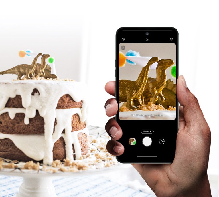 Smartphone capturando en foto a una torta.