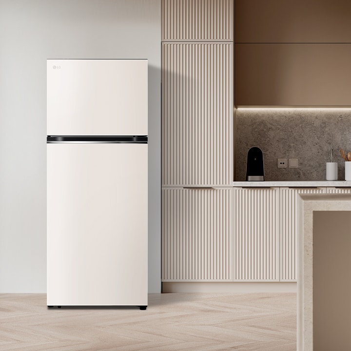 Refrigeradora LG con congelador superior, en cocina moderna de la colección Objet en acabado beige, rosa y menta con decoración minimalista.