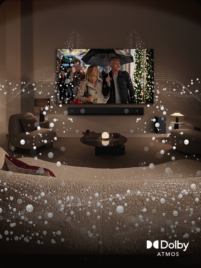 Una acogedora sala de estar tenuemente iluminada, un televisor OLED de LG que muestra a una pareja usando un paraguas y gráficos circulares brillantes que rodean la habitación. Logotipo de Dolby Atoms en la esquina inferior izquierda.