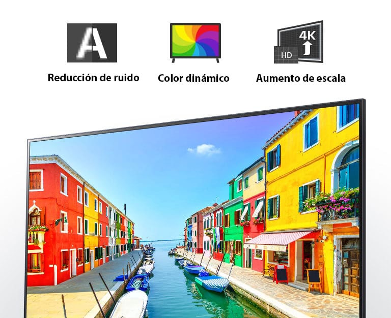 La pantalla de un televisor muestra una ciudad portuaria en la que los edificios están pintados de múltiples colores y los pequeños barcos están anclados en un puerto largo y estrecho.