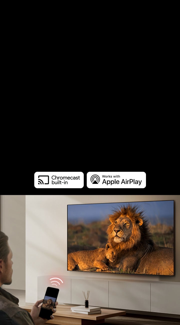 Un TV LG montado en la pared de un salón muestra un león y su cachorro. Un hombre sentado en primer plano con un smartphone en la mano muestra la misma imagen de leones. Un gráfico de tres barras curvas de color rojo neón aparece justo encima del smartphone apuntando hacia el televisor.