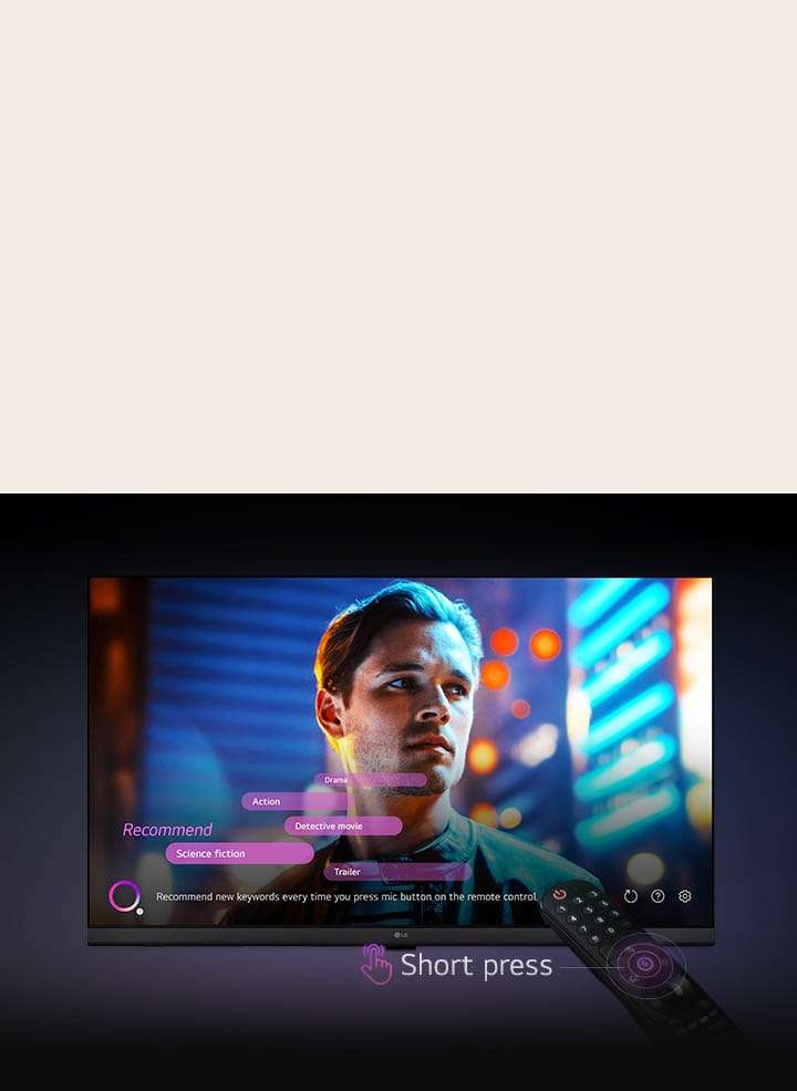 TV LG FHD y controlremoto. El botón de micrófono del mando a distancia se ilumina y en la pantalla aparecen recomendaciones de palabras clave de búsqueda por voz.