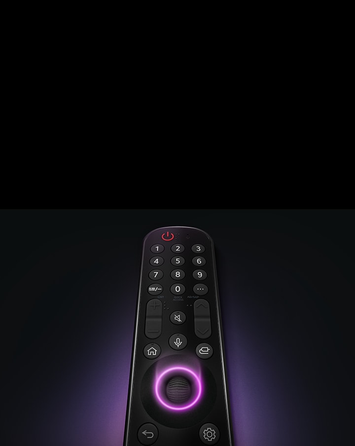 Un mando a distancia LG Magic Remote con el botón circular central, mientras una luz púrpura de neón emana alrededor del botón para resaltarlos. Un suave resplandor púrpura rodea el mando sobre un fondo negro.