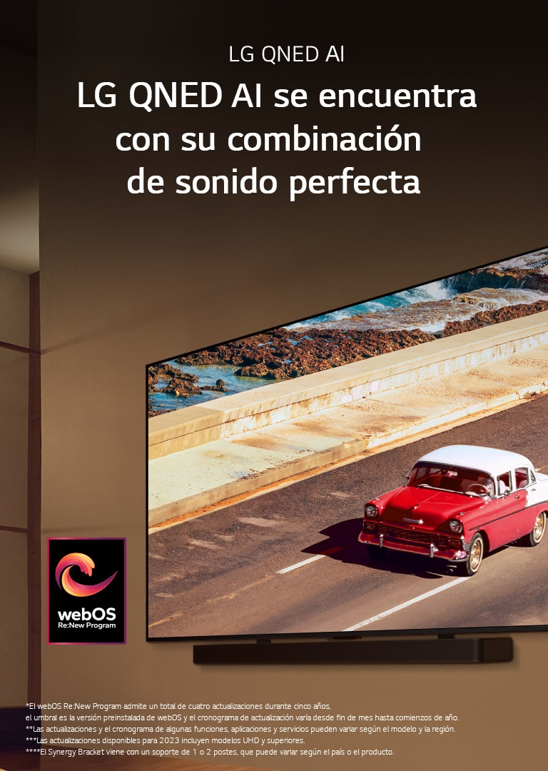 LG QNED TV y Soundbar montados en una pared en una habitación suavemente iluminada. En el TV se muestra un vehículo rojo en la carretera. El logotipo "webOS Re:New Program" está en la imagen. Un aviso legal que dice: “El webOS Re:New Program admite un total de cuatro actualizaciones durante cinco años, el umbral es la versión preinstalada de webOS y el cronograma de actualización varía desde fin de mes hasta comienzos de año”. “Las actualizaciones y el cronograma de algunas funciones, aplicaciones y servicios pueden variar según el modelo y la región”. “El Synergy Bracket viene con un soporte de 1 o 2 postes, que puede variar según el país o el producto”.