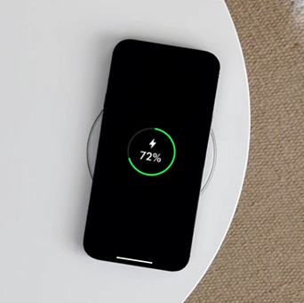 The mobile phone is placed in the wireless charging area above the top of the product, and the charging process can be observed.