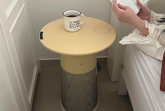 The product is placed next to the bed. Users place coffee on top of the product and use it conveniently like a narrow table.