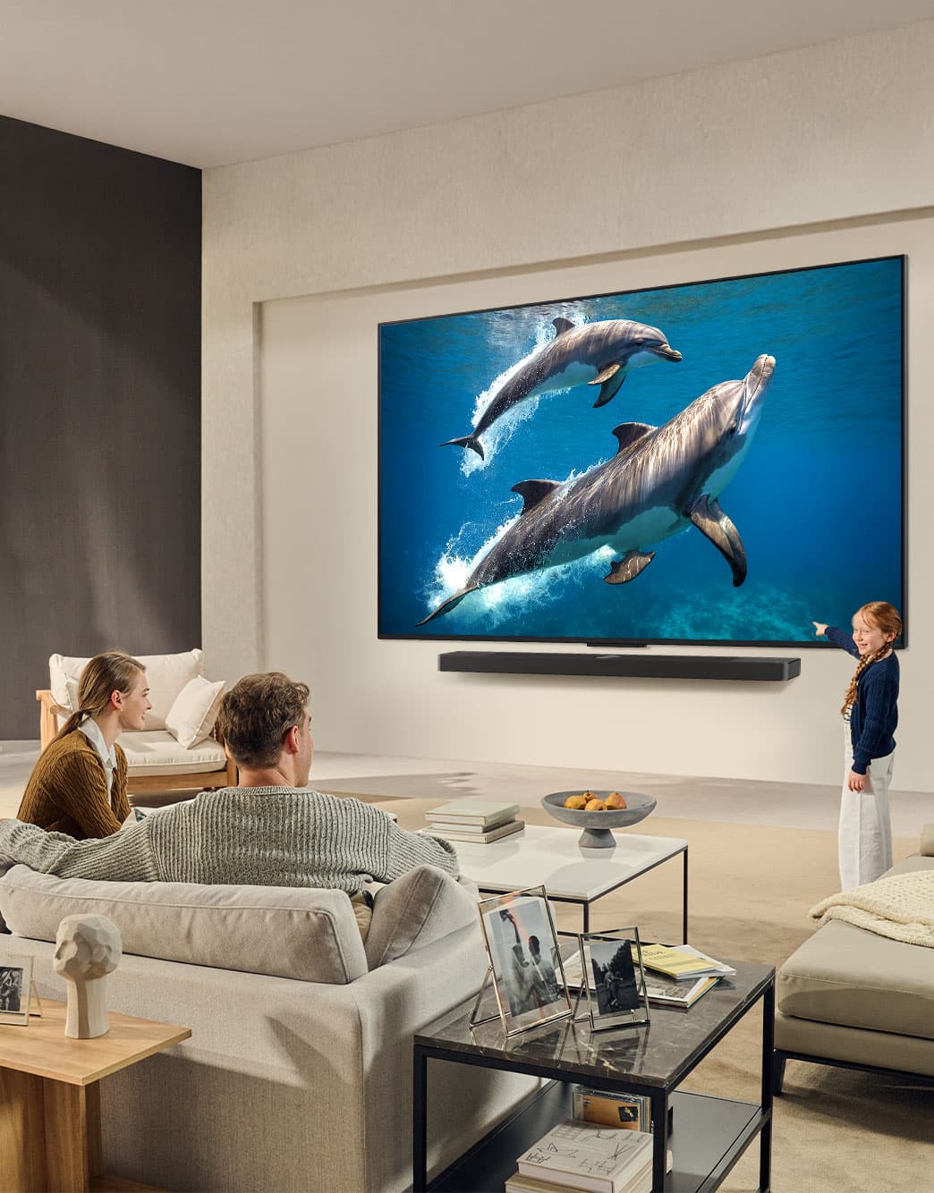 OLED Fernseher mit Orca, der aus dem Wasser springt