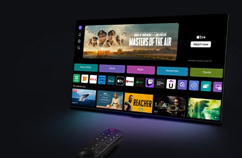 Telewizor LG z wyświetlonym ekranem głównym webOS stoi pod kątem na tle tła. Ekran główny pokazuje kategorie do przejrzenia i kadry z programów telewizyjnych. Pilot LG Magic Remote wskazuje na telewizor.