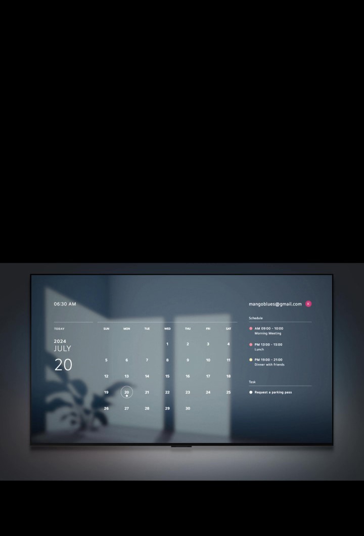 LG TV wyświetla obraz wschodu słońca wraz z godziną, datą, pogodą i temperaturą oraz tekstem „Dzień dobry”. Dymek z tekstem „Cześć LG” pojawia się i znika i zastępuje go dymek z tekstem „Pokaż mi harmonogram na ten tydzień”. Na ekranie pojawia się Kalendarz Google i dzienny harmonogram.