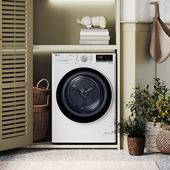 Biała suszarka 9 kg LG RH90V9LV2N z czarnymi drzwiami, zainstalowana w eleganckiej pralni z szafami żaluzjowymi.