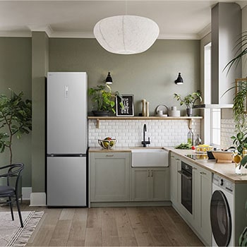 Lodówko-zamrażarka LG GBV3210DPY Prime Silver, wkomponowana w nowoczesną kuchnię, podkreśla elegancki 203 cm płaski design drzwi.