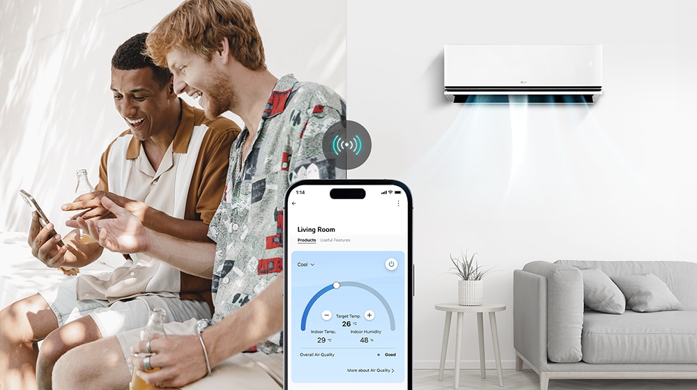 Mężczyźni z wyprzedzeniem chłodza swoje domy, włączając klimatyzator z aplikacją LG ThinQ™ po wyjściu z domu.