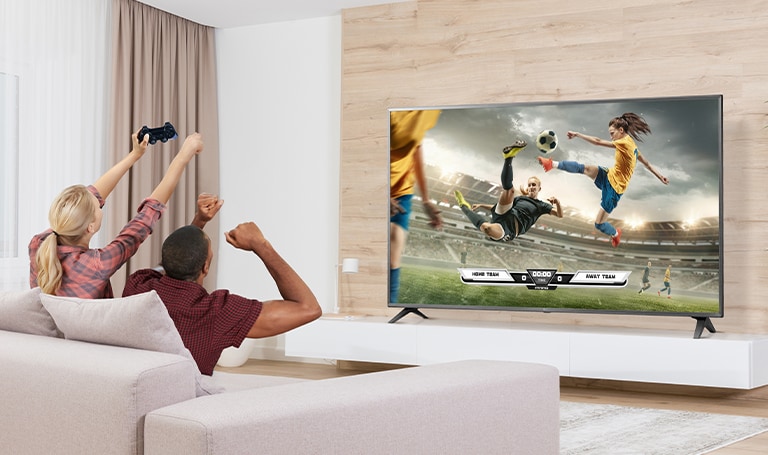 Mężczyzna i kobieta grają w gry, a scena gry wyświetlana na ekranie telewizora jest przedstawiona w realistyczny sposób.