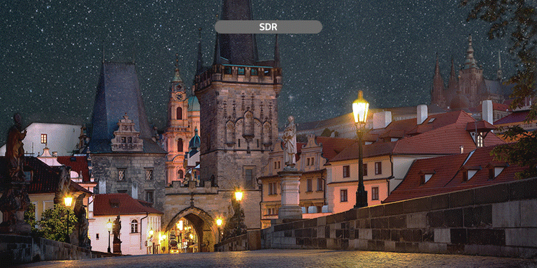 Nocna panorama wioski w jakości HDR i SDR. Widoczne są różnice w zakresie widma kolorów i współczynnika kontrastu