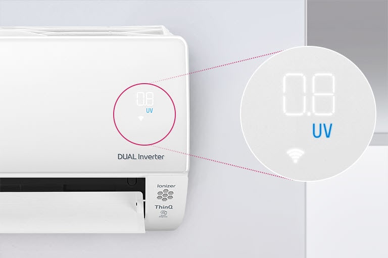 Połowę klimatyzatora LG można zobaczyć zainstalowaną na ścianie z żaluzją nawiewu wskazującą, że jest włączony. Okrąg znajduje się wokół świateł jakości powietrza w maszynie, a powiększony okrąg jest rozszerzany, aby pokazać zielone światła panelu jakości powietrza i liczby pokazujące dokładną jakość powietrza. Logo DUAL Inverter można zobaczyć na urządzeniu.