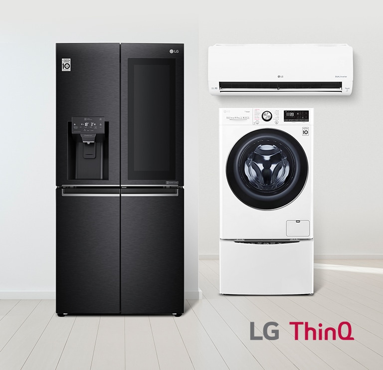 Ukazane są trzy produkty LG — czarna lodówka ustawiona przodem, klimatyzator ustawiony przodem i pralka ustawiona przodem. Dodatkowo widoczne jest logo LG ThinQ i kod QR.
