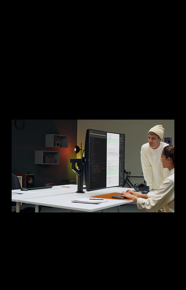Obraz przedstawiający programistę z monitorem Ergo Dual