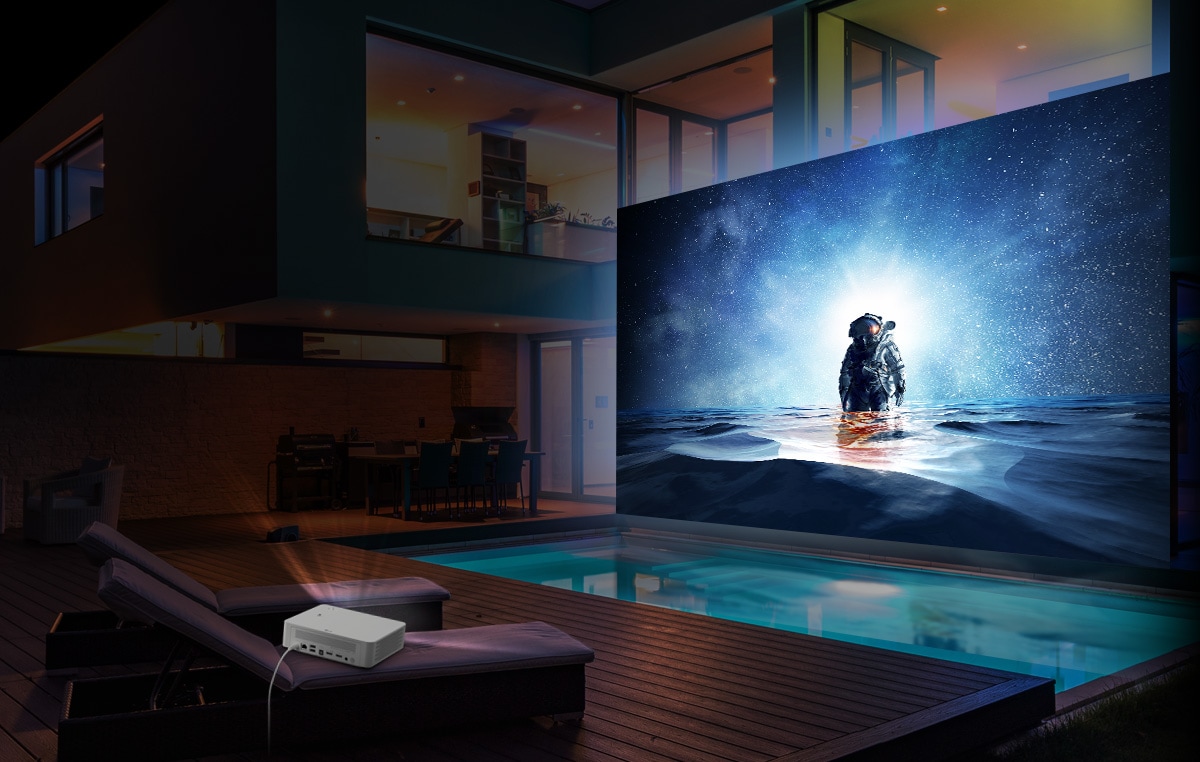 Projektor LG CineBeam do oglądania przy basenie