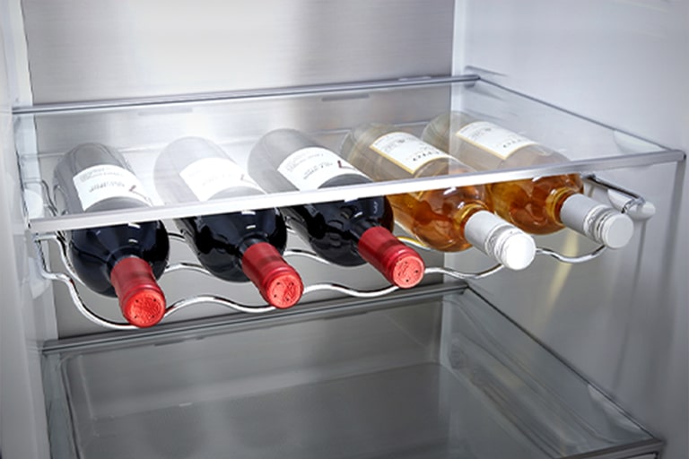 Zbliżenie stojaka na wino z 5 butelkami, umożliwiające efektywne wykorzystanie przestrzeni.