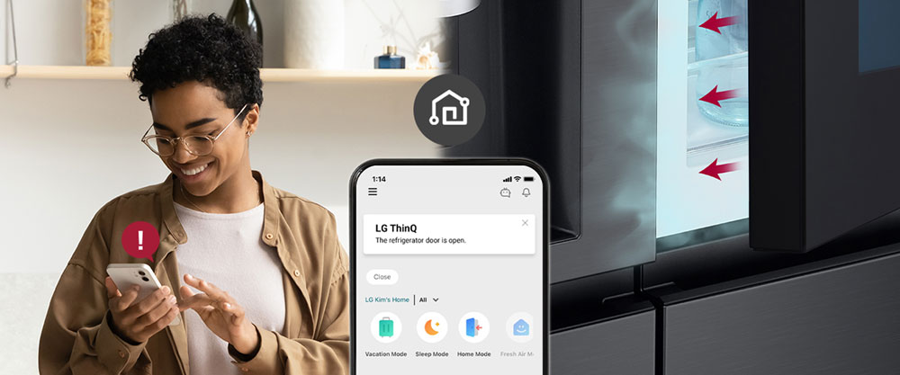 Zdjęcie po lewej stronie przedstawia kobietę patrzącą na smartfon. Zdjęcie po prawej stronie pokazuje, że drzwi lodówki pozostały otwarte. Na pierwszym planie obu obrazów znajduje się ekran telefonu, na którym widoczne są powiadomienia z aplikacji LG ThinQ oraz ikona Wi-Fi nad telefonem.