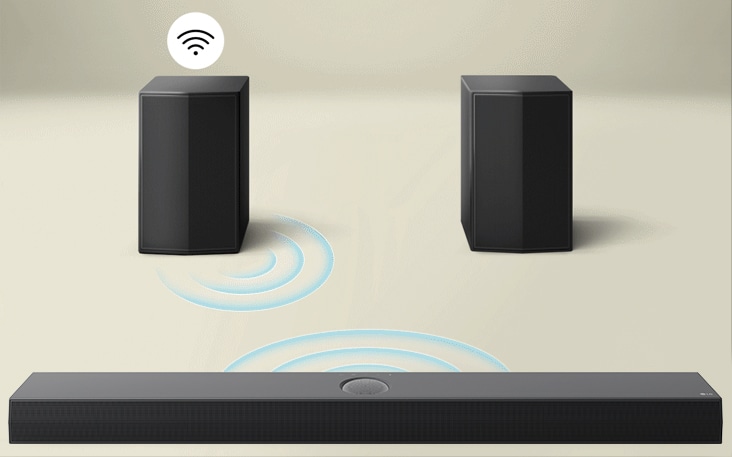 Tylne głośniki naprzeciwko LG Soundbar z niebieskimi krzywymi ilustrującymi łączność między skrzynką a soundbarem. Czarno-biały symbol łączności znajduje się nad tylnymi głośnikami.