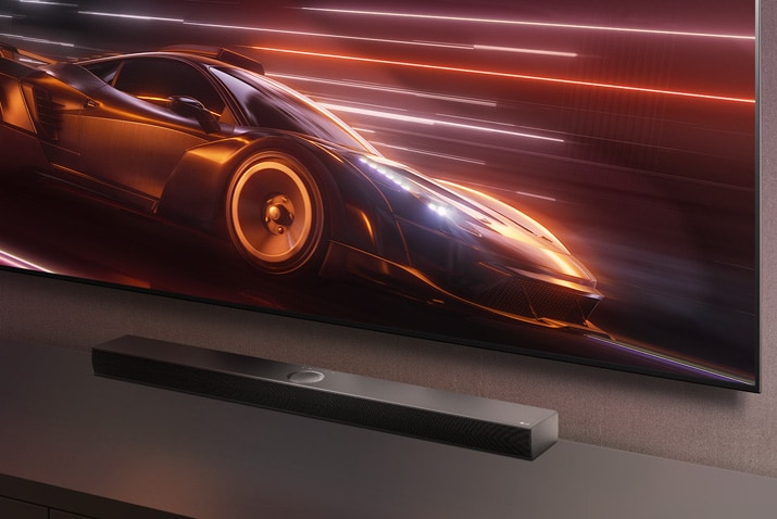 LG Soundbar i LG TV są pokazane razem. Gra wyścigowa jest wyświetlana na ekranie.